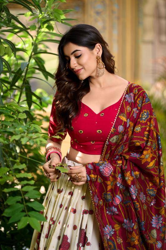 MUSAFIR Tasar Silk OWT Embroidered lehenga choli in Pune